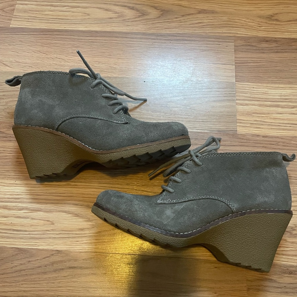 White Mountain Olive Suede Wedge Shoes